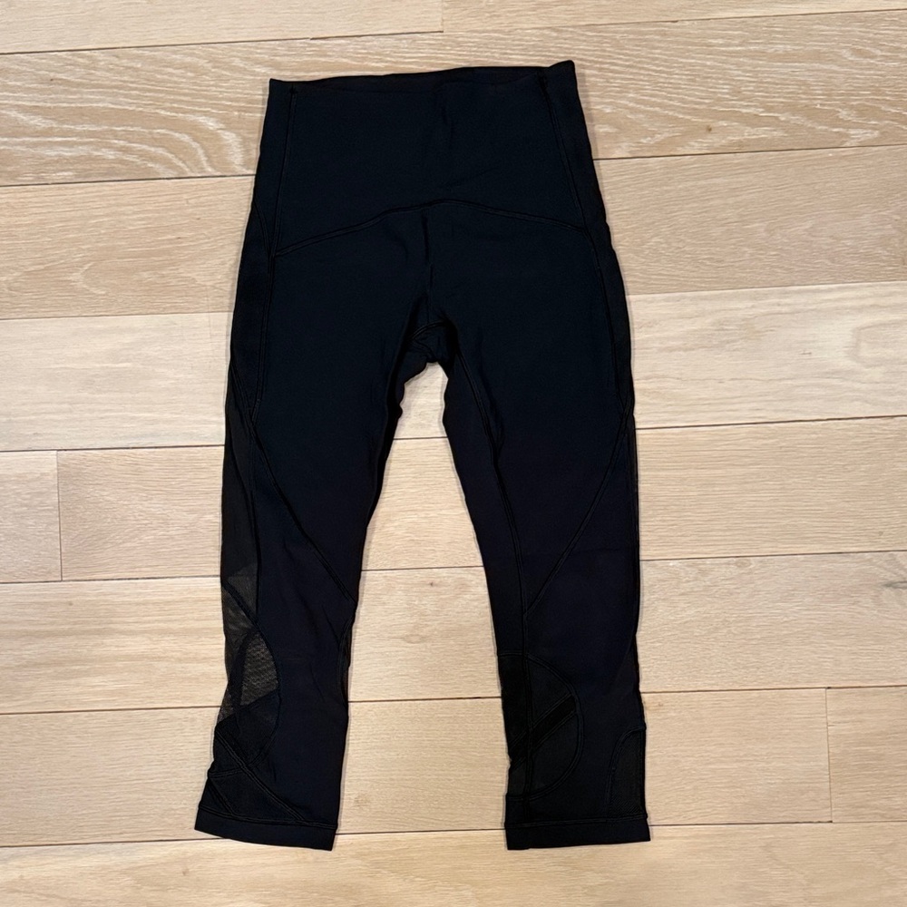 Lululemon Mesh Side Panel Black Capri Leggings, Size 6 - Picture 3 of 5